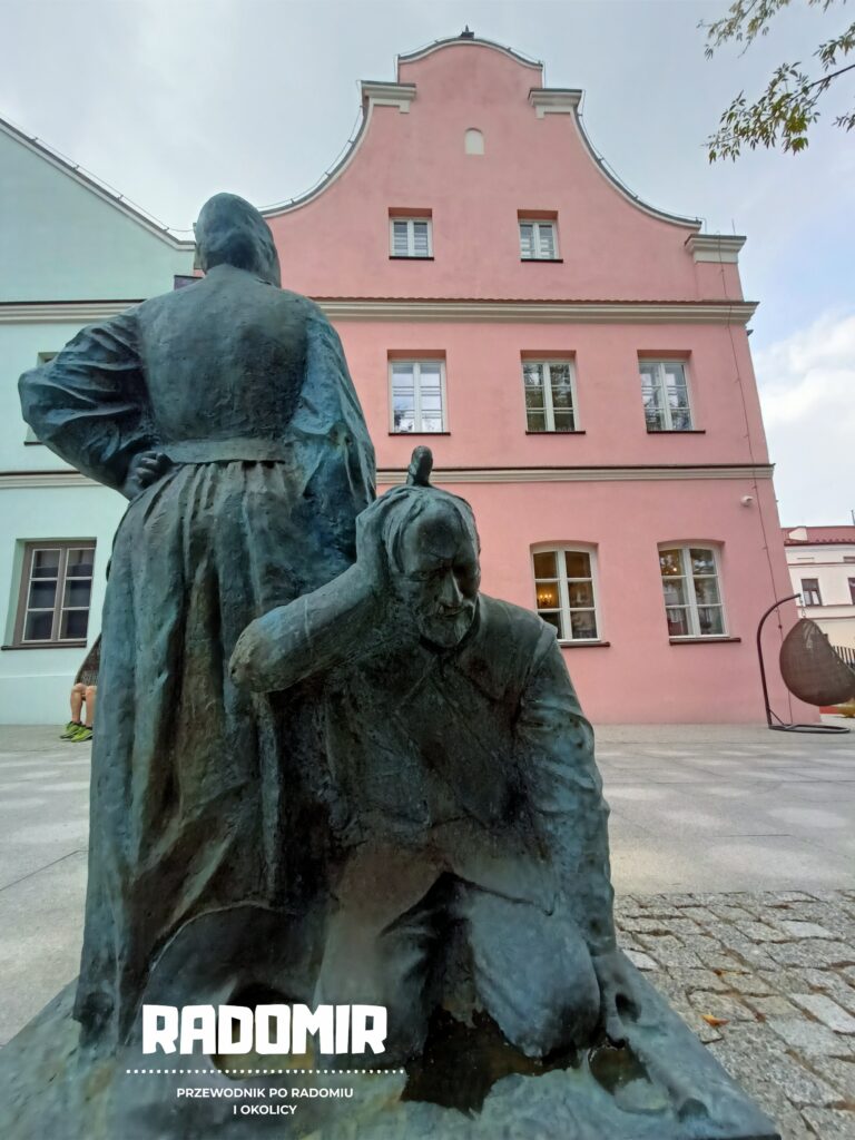 Muzeum Historii Miasta - Pomnik dzielnej radomianki i szwedzkiego żołnierza