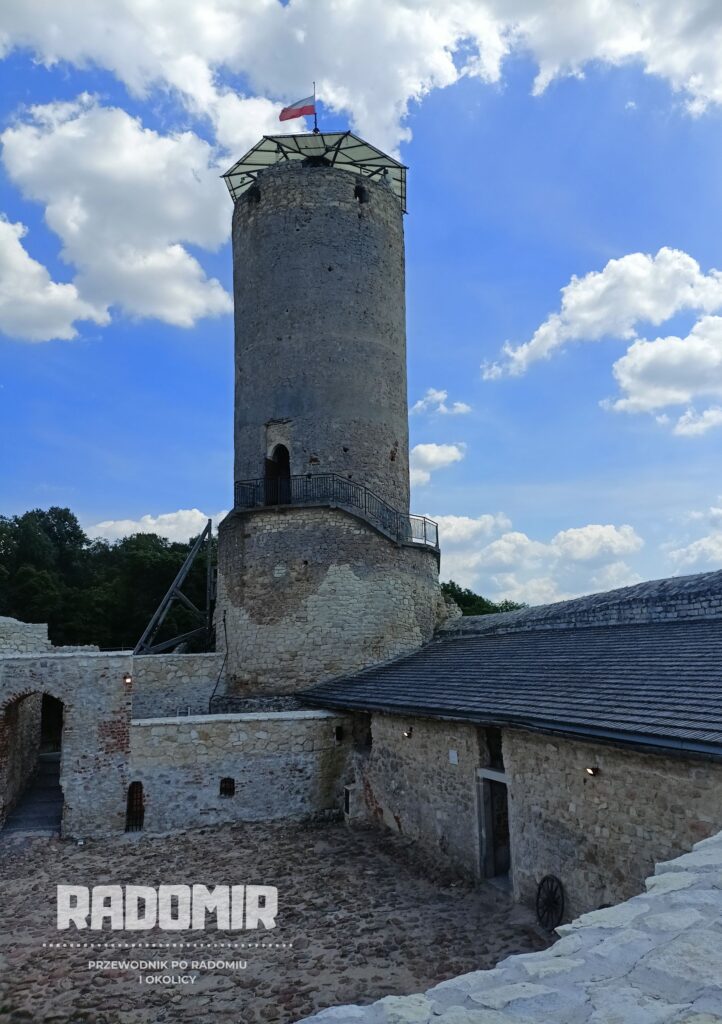 Kamienna wieża zamku w Iłży oraz wyłożony brukiem dziedziniec